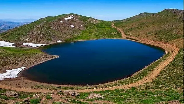 Kalp Şeklindeki Göl Büyük İlgi Görüyor