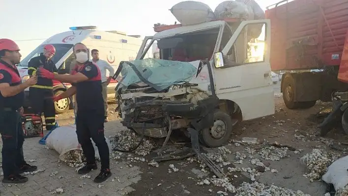 Şanlıurfa'da kamyon ile minibüs çarpıştı: 2 yaralı