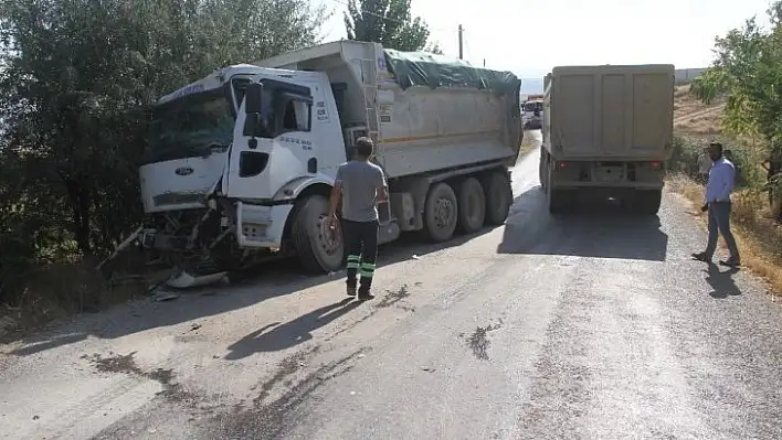 Kamyonlar çarpıştı: 1 yaralı