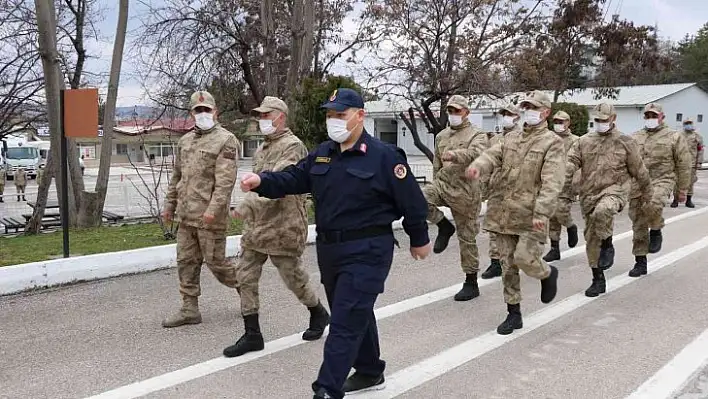 Kanser tedavisi gören gencin hayalini jandarma gerçekleştirdi