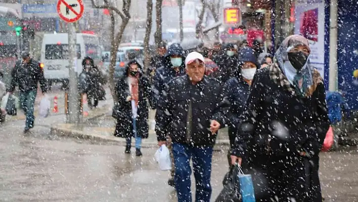 Kar, Elazığ'ı etkisi altına aldı