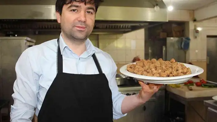 Kaymakam Türk Mutfağı Haftasında kolları sıvadı, kadınlarla birlikte mutfağa girdi