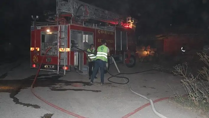 Keresteciler sitesinde yangın, 2 atölye ve 1 traktör yandı