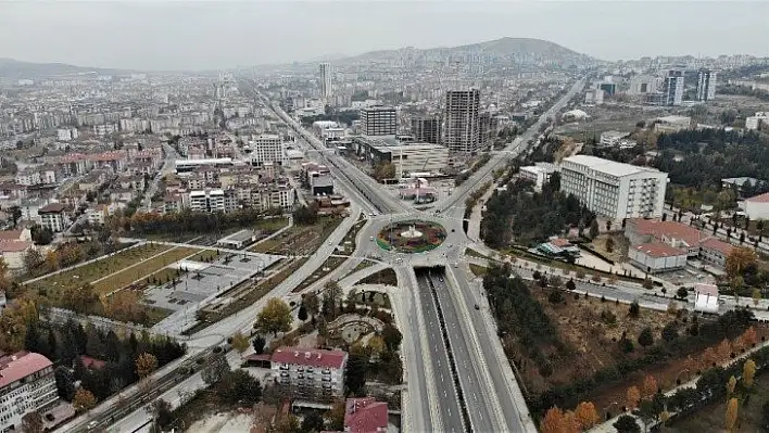 Kısıtlama ile sessizliğe bürünen Elazığ, drone ile görüntülendi