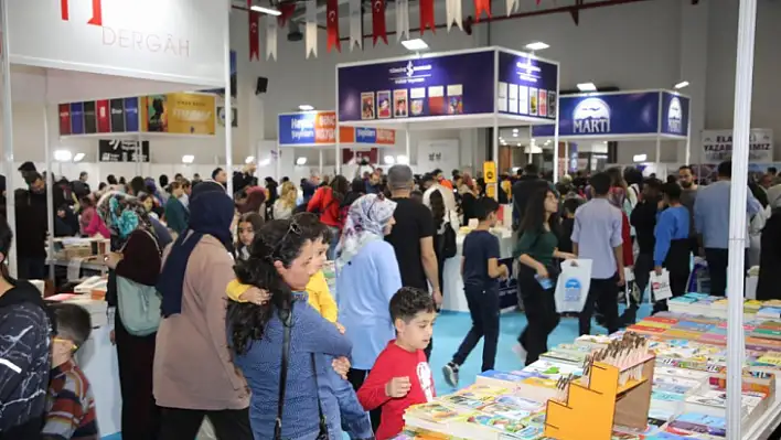 Kitap Fuarı'na vatandaşların yoğun ilgisi sürüyor