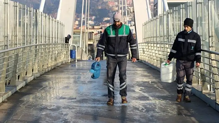 Üst geçitlerde buzlanmaya karşı özel yöntem