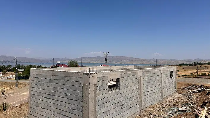 Korucu köyündeki ahırların inşasında sona gelindi