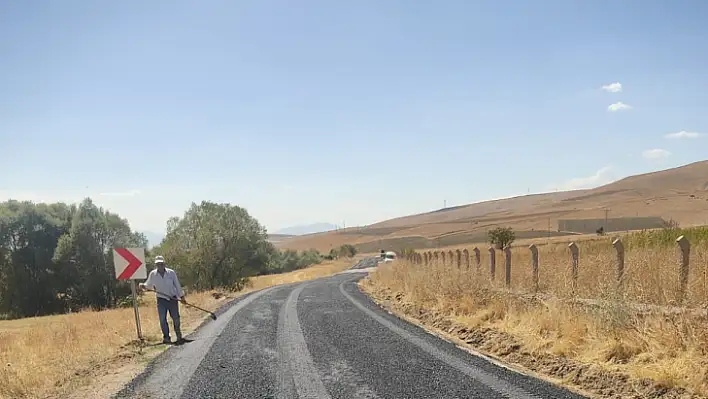 Kovancılar'da yol yapım çalışmaları sürüyor