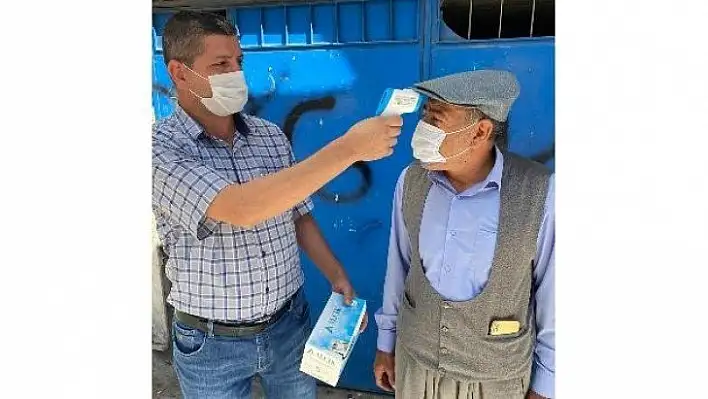 Köy muhtarı kapı kapı gezerek ateş ölçüyor, maske dağıtıyor