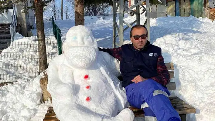 Köy muhtarı sanatını konuşturdu 'kardan dede' yaptı