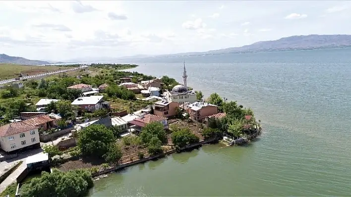 Köy, suların yükselmesiyle eşsiz manzaraya büründü