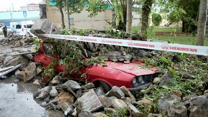 Kuvvetli yağış istinat duvarını yıktı, 7 araç zarar gördü