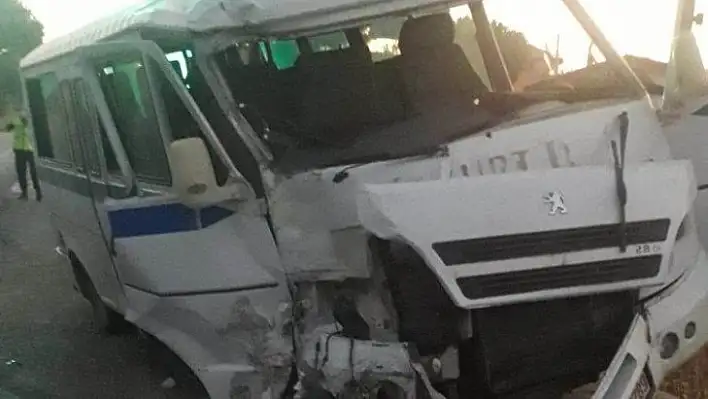 Manisa'da işçi servisleri çarpıştı: 12 yaralı