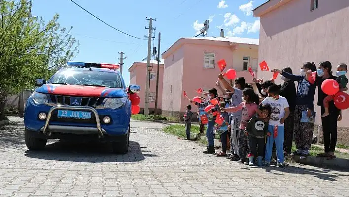 Mehmetçik'ten köy çocuklarına bayram sürprizi, gören koştu