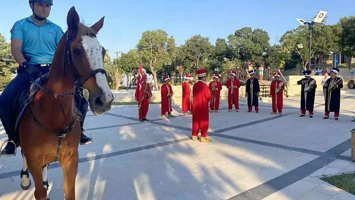 Mehteran takımı ve Atlı Jandarma Timi vatandaşlara  Osmanlı dönemini yaşattı