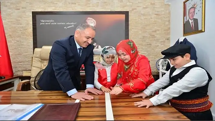 Milli Eğitim Müdürü El El Epenek Oynadı