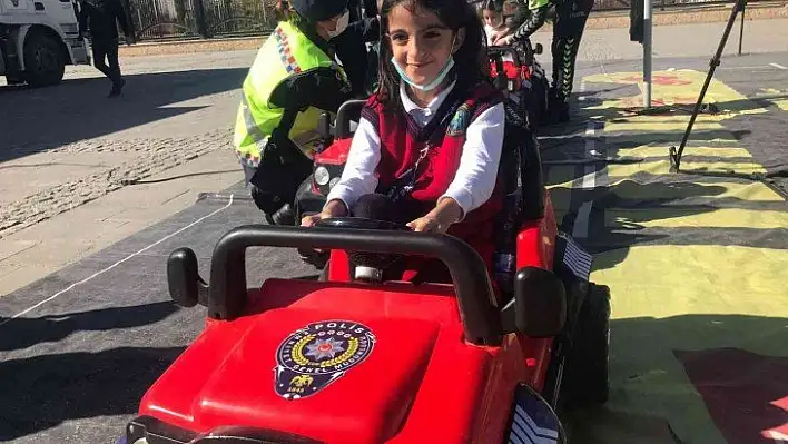 Mobil Trafik Eğitim Tırı Elazığ'da öğrencilerle buluştu