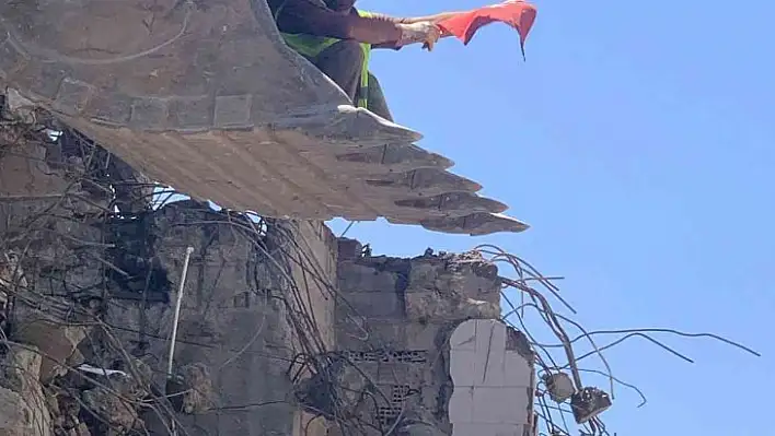 Molozlar arasından Türk bayrağını çıkardı, görenlerin içini ısıttı