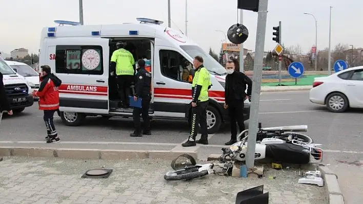 Motosiklet önce kaldırıma sonra direğe çarptı: 2 yaralı