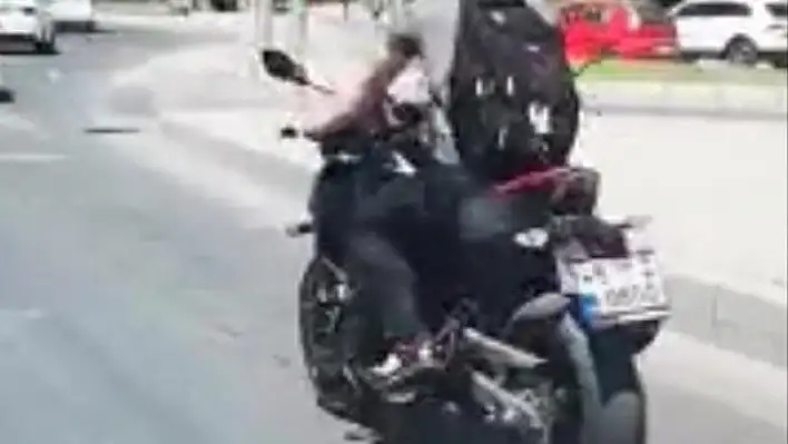 Motosikletle kimseye aldırmadan zikzak çizerek seyretti