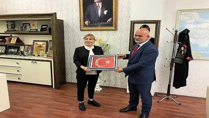 Müftü Aydın, Prof. Dr. Yasemin Açık'a teşekkür etti