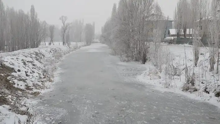 Muş'ta Karasu Nehri dondu