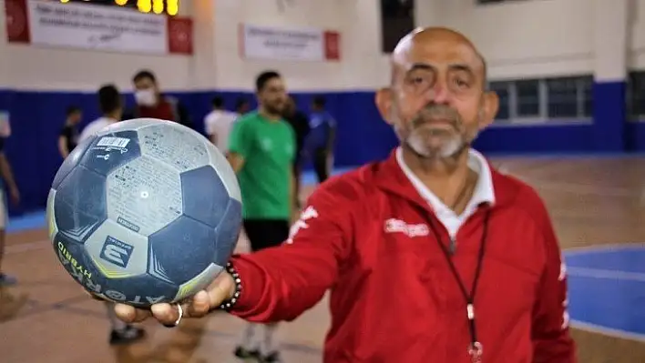 O öğrencilerinin öğretmeni değil, 'Fethi Babası'