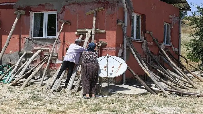 Odun parçalarıyla hasarlı evini güçlendirdi