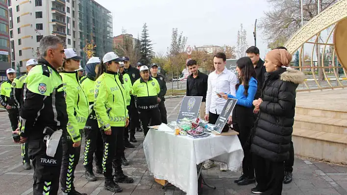 Öğrenciler görev başındaki polisleri unutmadı