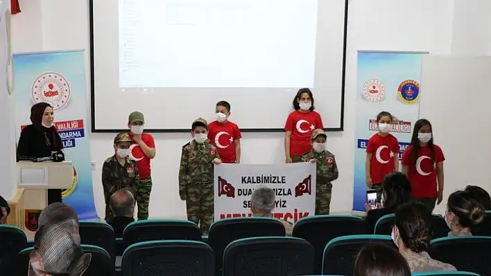 Öğrenciler, jandarmayı ziyaret edip şehitler anısına program yaptı