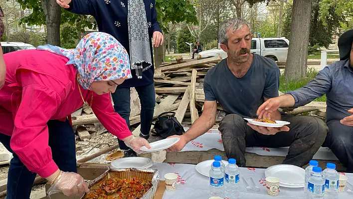 Öğrencilerden 1 Mayıs'ta anlamlı etkinlik