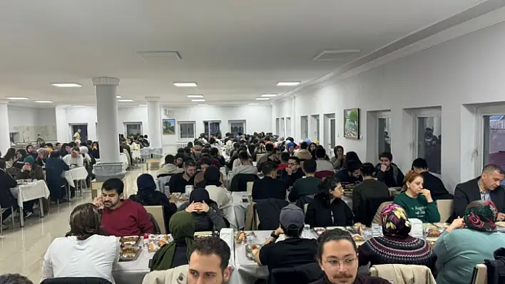 Öğrencilerle birlikte iftar yaptılar