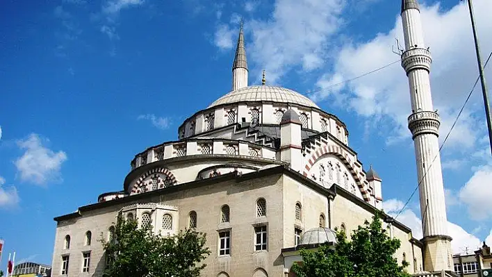 Orta Hasarlı Cami Ortada Kaldı