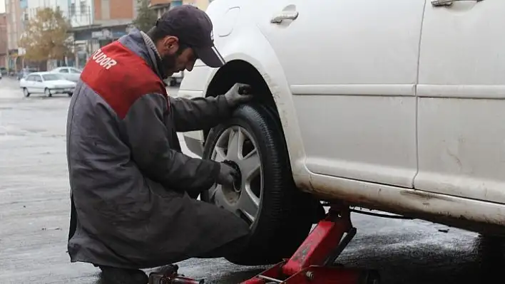 Oto lastikçilerde kış lastiği mesaisi sürüyor