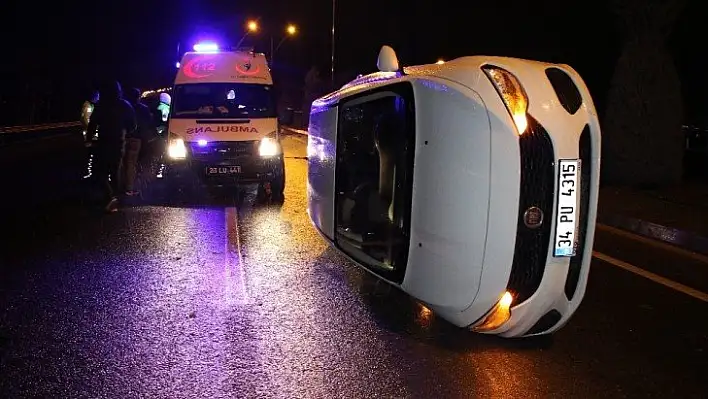 Otomobil refüje çarpıp devrildi: 4 yaralı