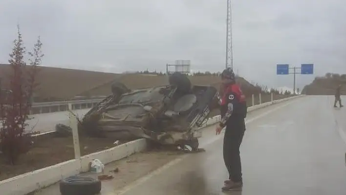 Otomobil ters döndü, sürücü yara almadan kurtuldu