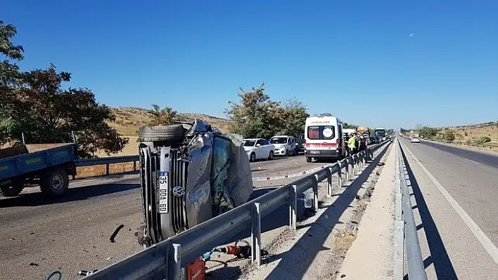 Manisa'da otomobil traktöre çarpıp yan döndü: 1 ölü, 1 yaralı