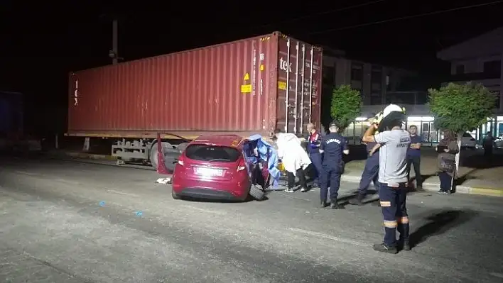 Otomobil yol kenarındaki tır dorsesine çarptı: 1 ölü, 1 yaralı