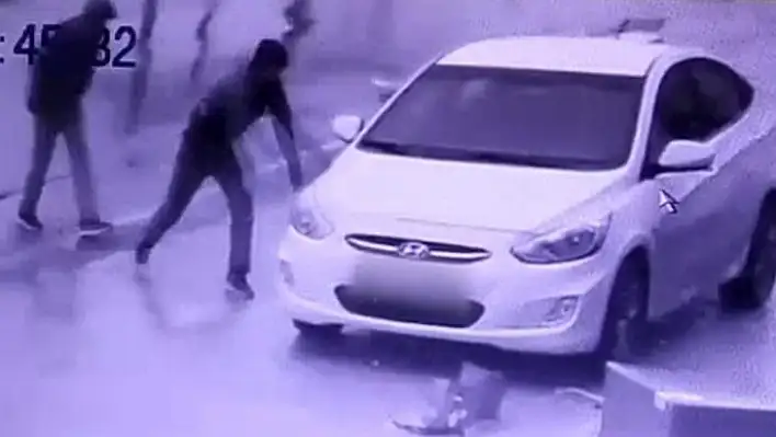 Otomobilin  camını taşla kırıp, böyle soydular (VİDEO İZLE)
