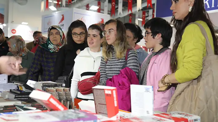 Özel Gereksinimli Bireyler, Elazığ Belediyesi Kitap Fuarı'nı ziyaret ettiler