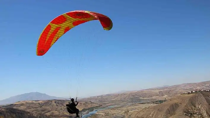 Palu semaları, yamaç paraşütçülerine ev sahipliği yaptı