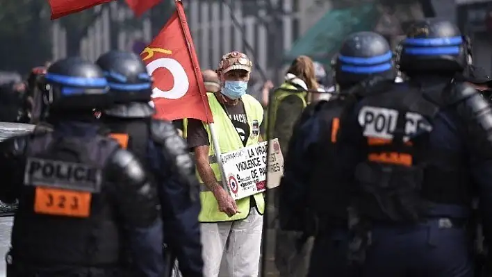 Paris'teki Sarı Yelekliler protestosunda gözaltı sayısı 256'ya çıktı