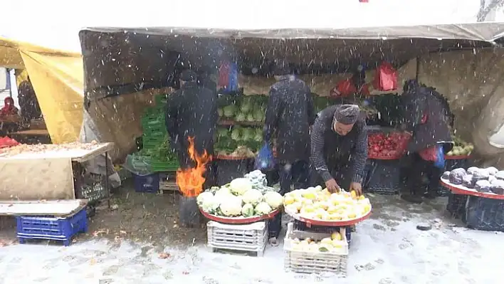 Pazarcı esnafının dondurucu soğukta zorlu ekmek mücadelesi