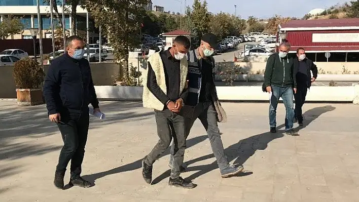 Polis, aranan hırsızı park ettiği aracından bulup  girdiği evde suç üstü yakaladı