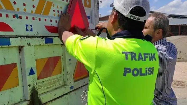 Polis, traktör sürücülerini bilgilendirip römorklara reflektör taktı