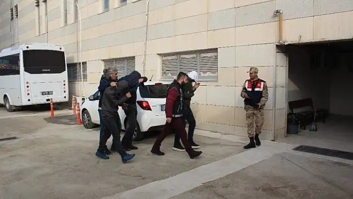 Polisin 'Şok' uygulamasından kaçarken uyuşturucu atan 3 şüpheli yakalandı