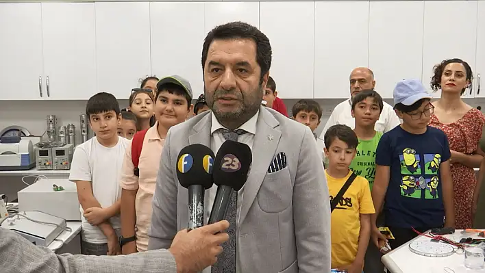 Prof. Dr. Yakuphanoğlu, çocuklara bilimsel çalışmalarını anlattı