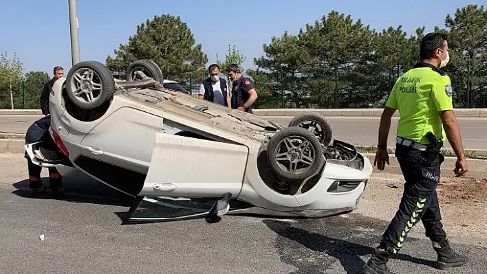 Refüje çarpan otomobil ters döndü:2 yaralı