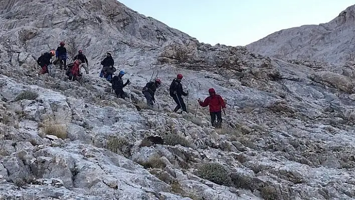 Rotasını kaybeden 8 dağcının imdadına AFAD yetişti