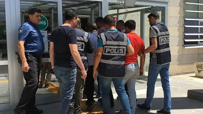 Sahte polisler, 100 bin TL'lik  ziynet eşyası dolandırdı, gerçek polise yakalandı